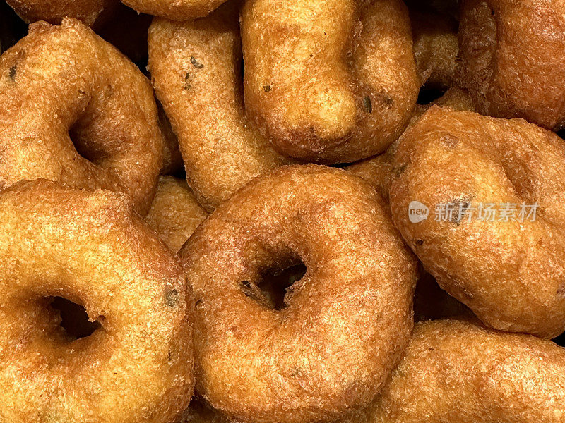 全画幅图片成堆的Medu vada(美味的甜甜圈)，美味的油炸零食正在酒店自助自助服务，高处的视野